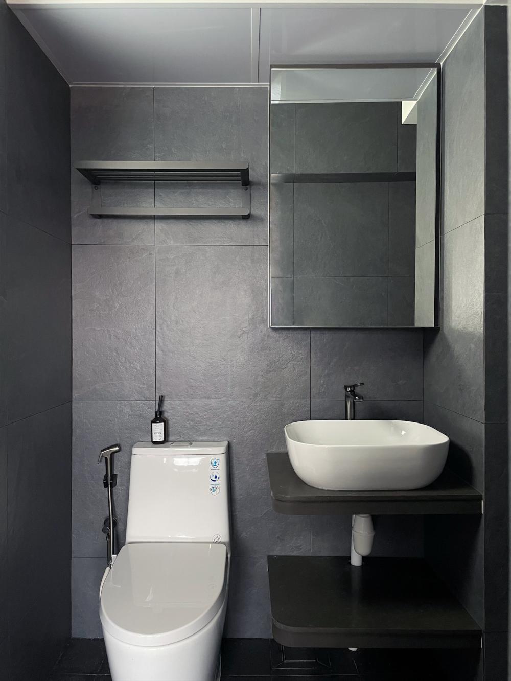 Modern Bathroom with Mirror and Mosaic