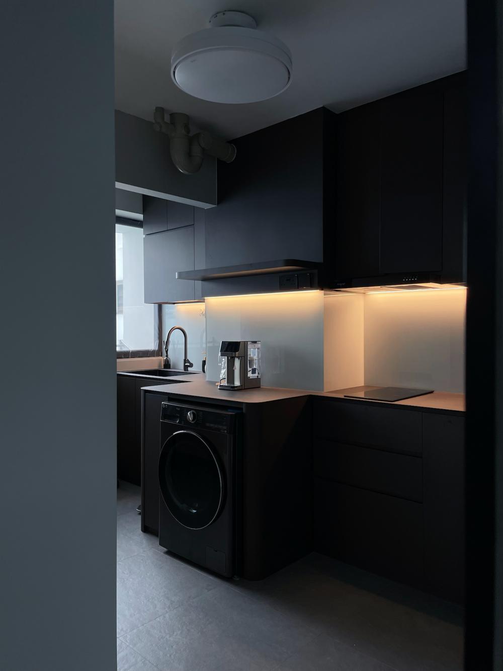 Modern Kitchen with Countertop and Mosaic