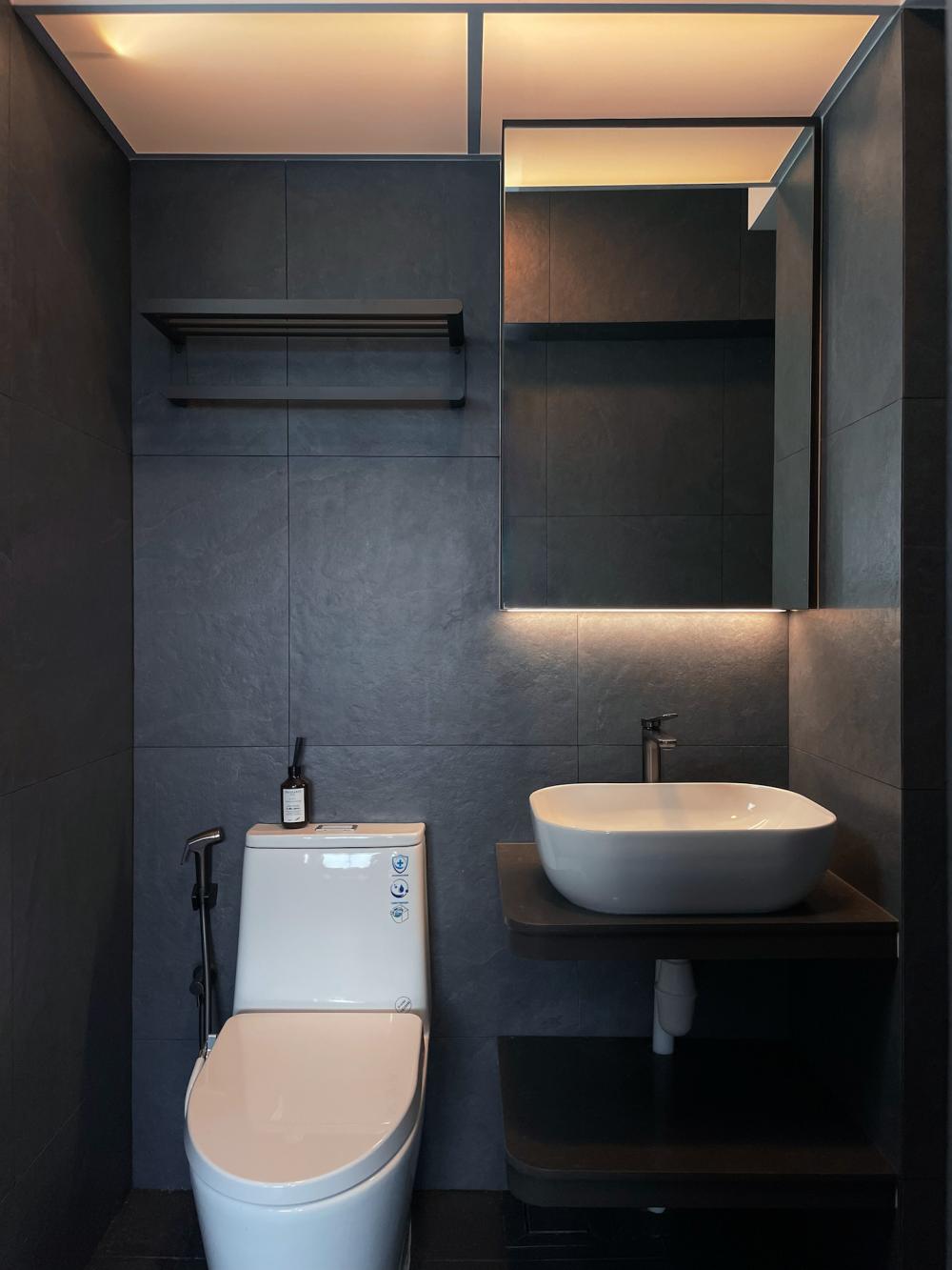 Modern Bathroom with Countertop and Mirror