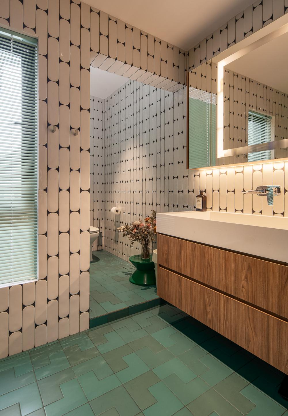 Eclectic Bathroom with Homogeneous Tiles and Herringbone Tiling