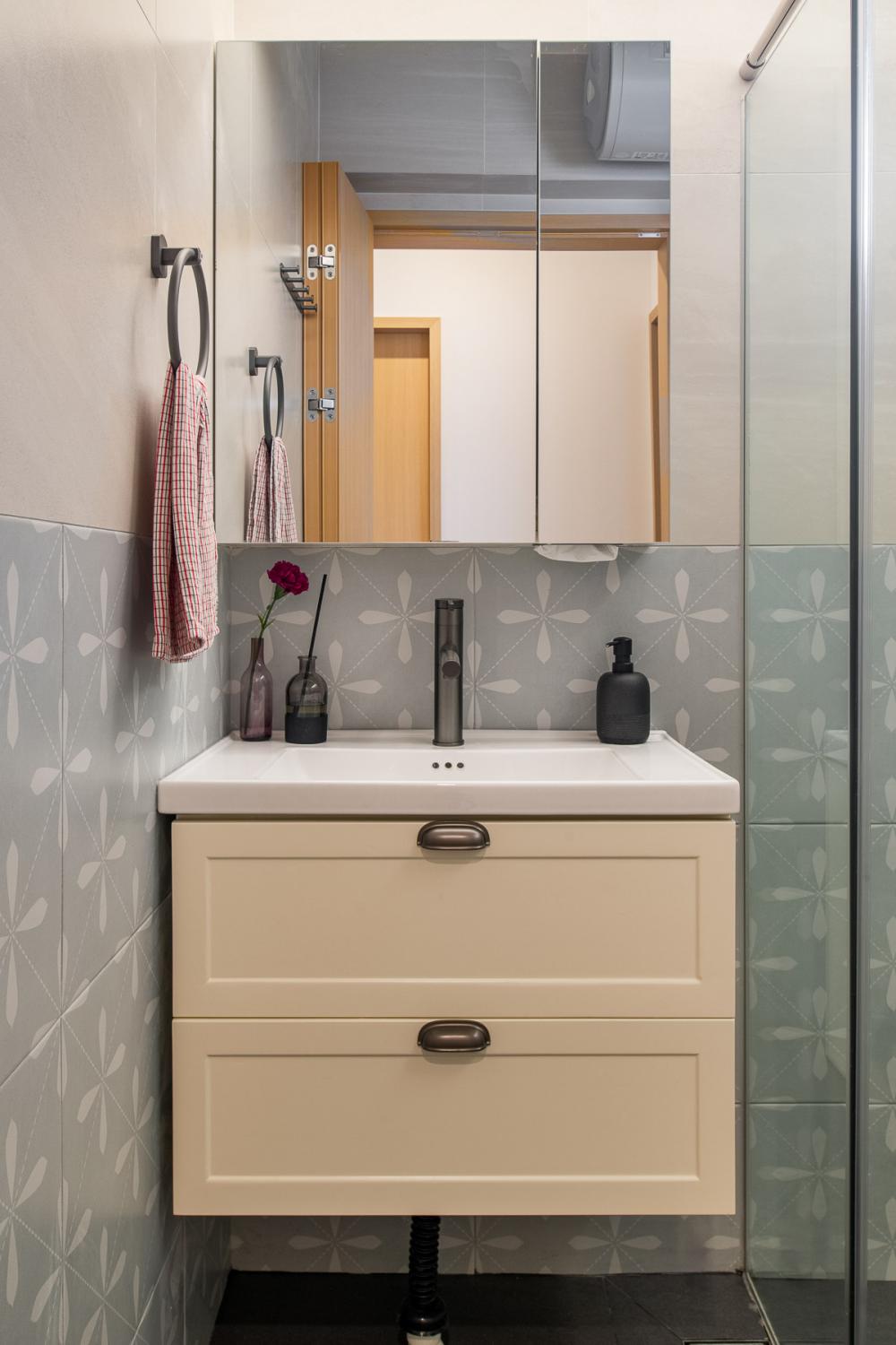 Country Bathroom with Countertop and Homogeneous Tiles