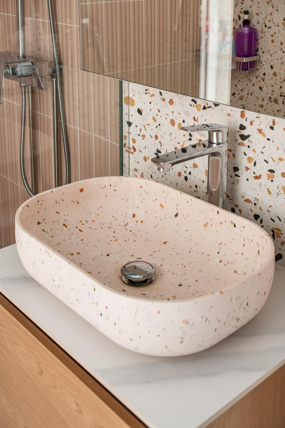 Modern Bathroom with Countertop and Homogeneous Tiles