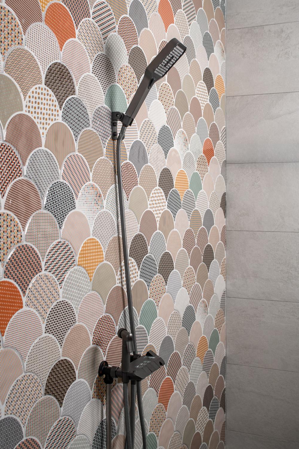 Modern Bathroom with Countertop and Homogeneous Tiles