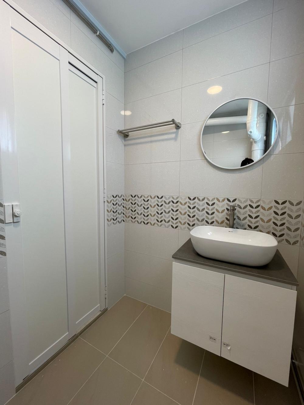 Scandinavian Bathroom with Vinyl Flooring and Marble Floor