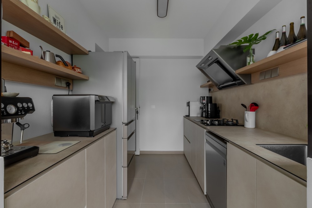 Scandinavian Kitchen with Homogeneous Tiles and Kitchen Backsplash