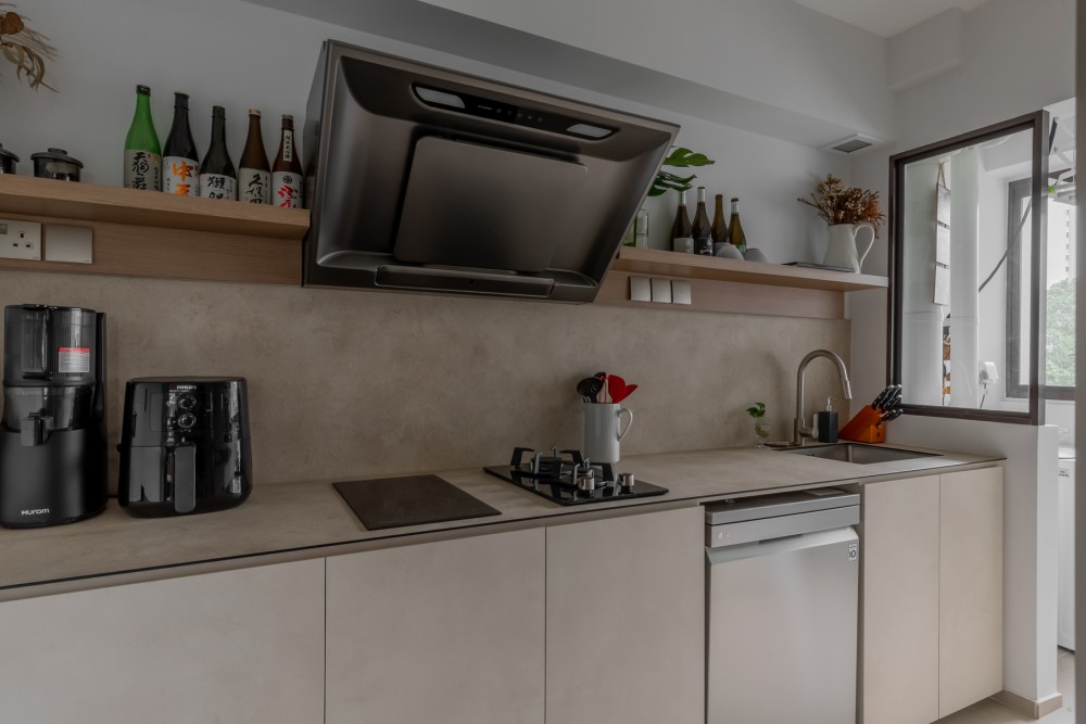 Scandinavian Kitchen with Homogeneous Tiles and Kitchen Backsplash