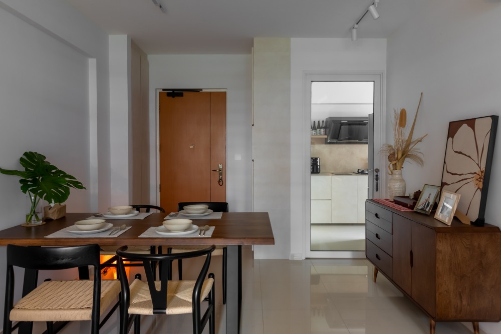 Scandinavian Dining Room with Dining Table and Dining Chairs