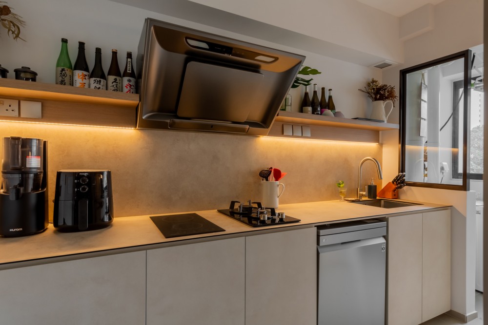 Scandinavian Kitchen with Homogeneous Tiles and Kitchen Backsplash