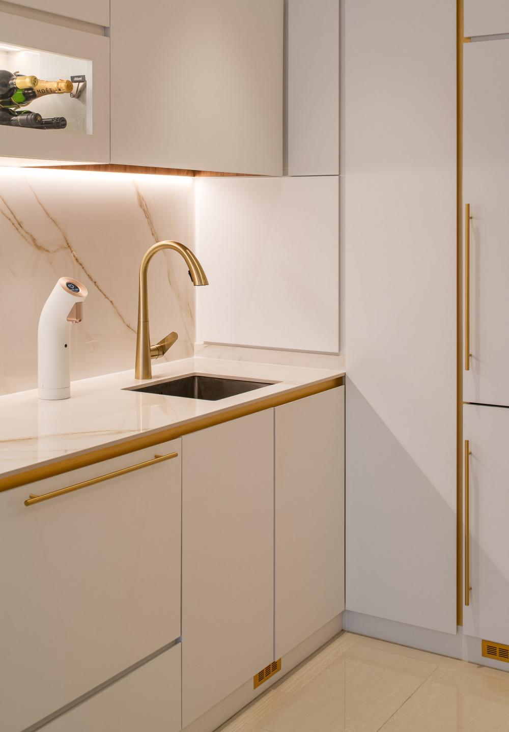 Contemporary Kitchen with Countertop and Homogeneous Tiles