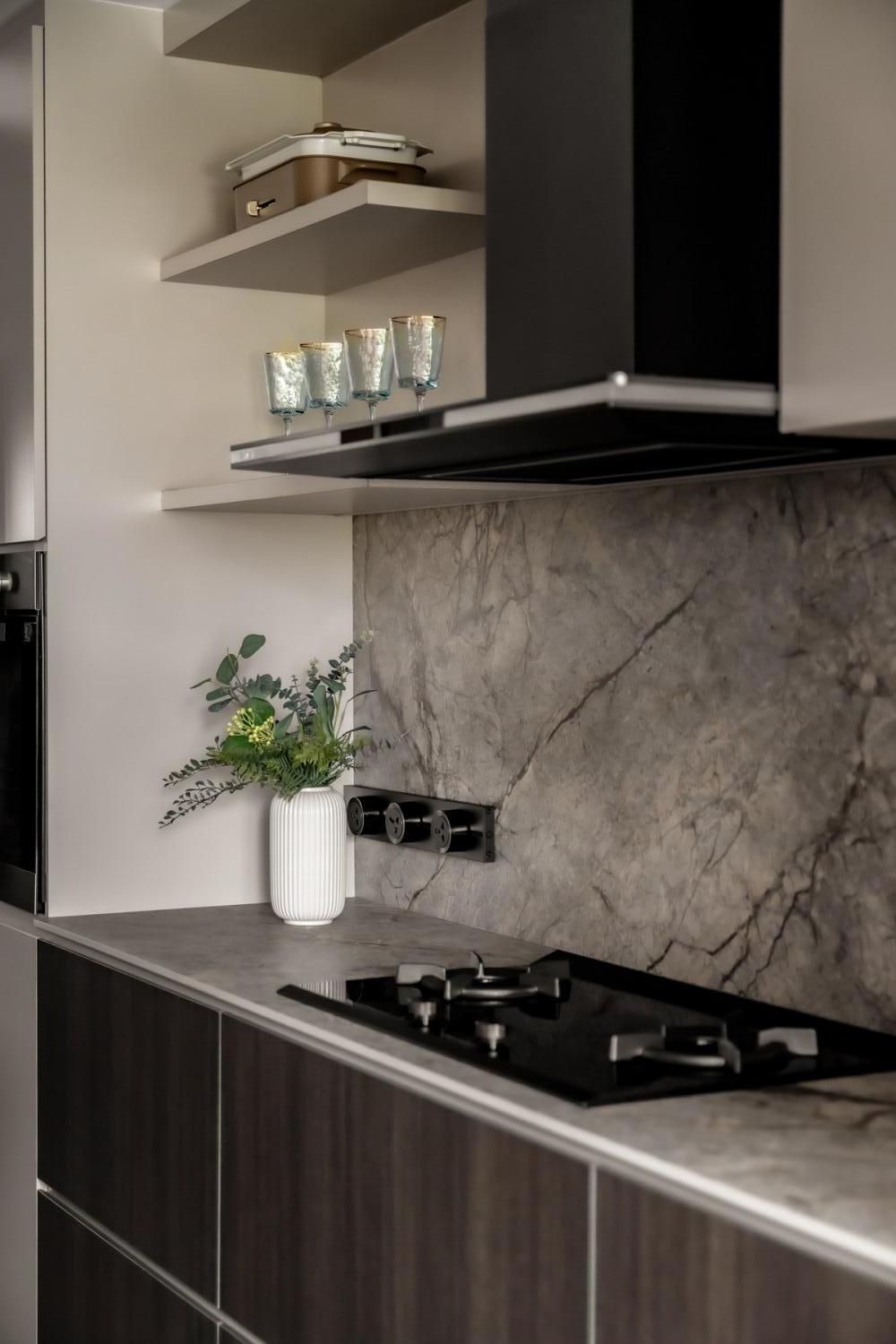 Contemporary Kitchen with Countertop and Open Kitchen