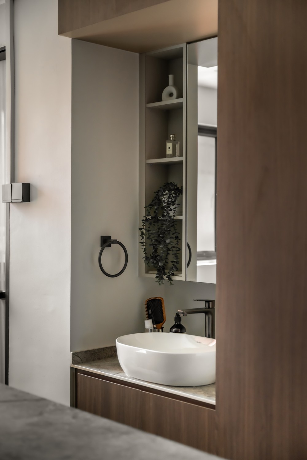 Contemporary Bathroom with Homogeneous Tiles and Mirror