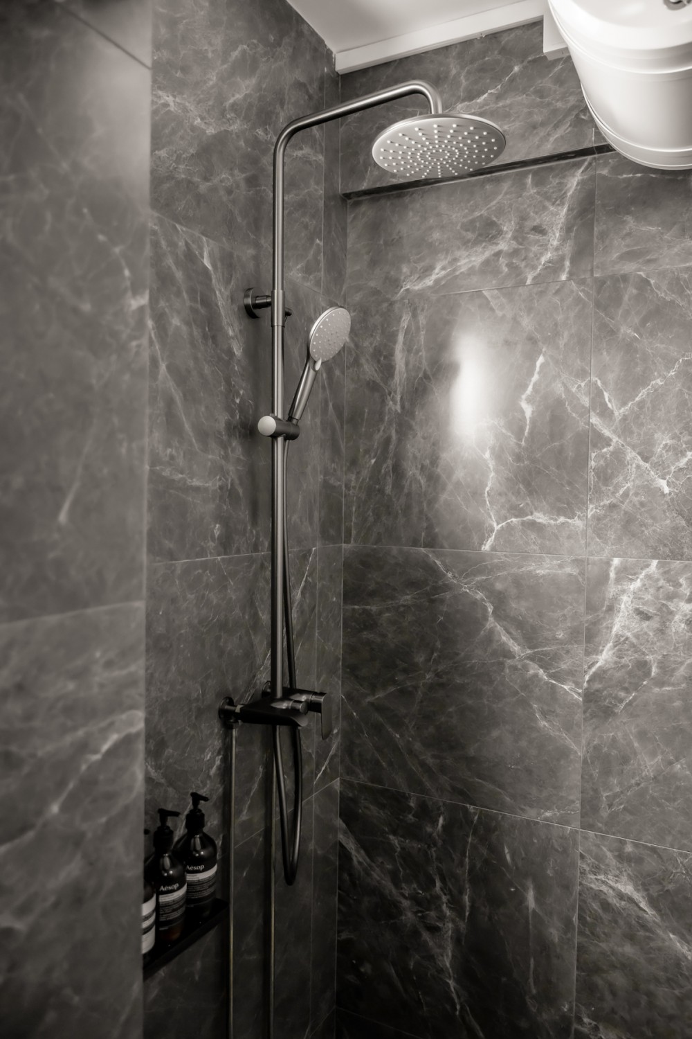 Contemporary Bathroom with Homogeneous Tiles and Rainshower