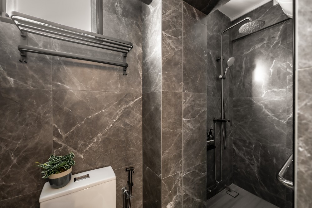 Contemporary Bathroom with Homogeneous Tiles and Rainshower