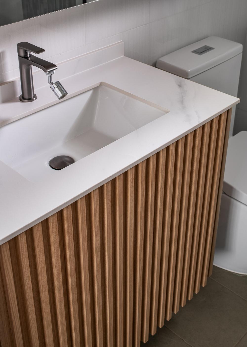 Transitional Bathroom with Countertop and Homogeneous Tiles