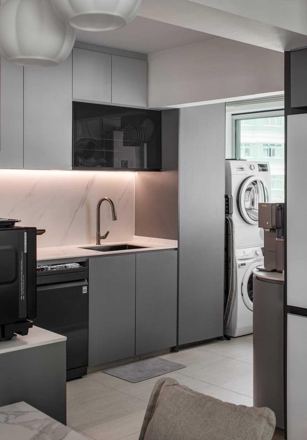 Transitional Kitchen with Countertop and Homogeneous Tiles
