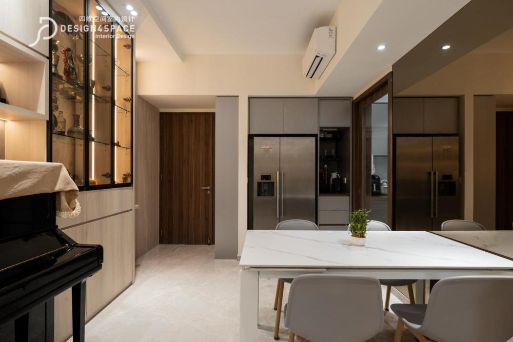 Contemporary Dining Room with Dining Table and Dining Chairs