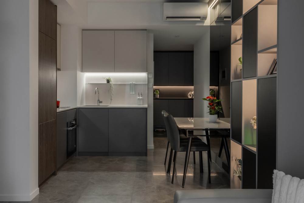 Modern Kitchen with Kitchen Backsplash and Dining Table