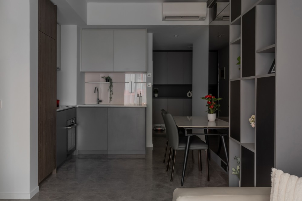 Modern Kitchen with Kitchen Backsplash and Dining Table