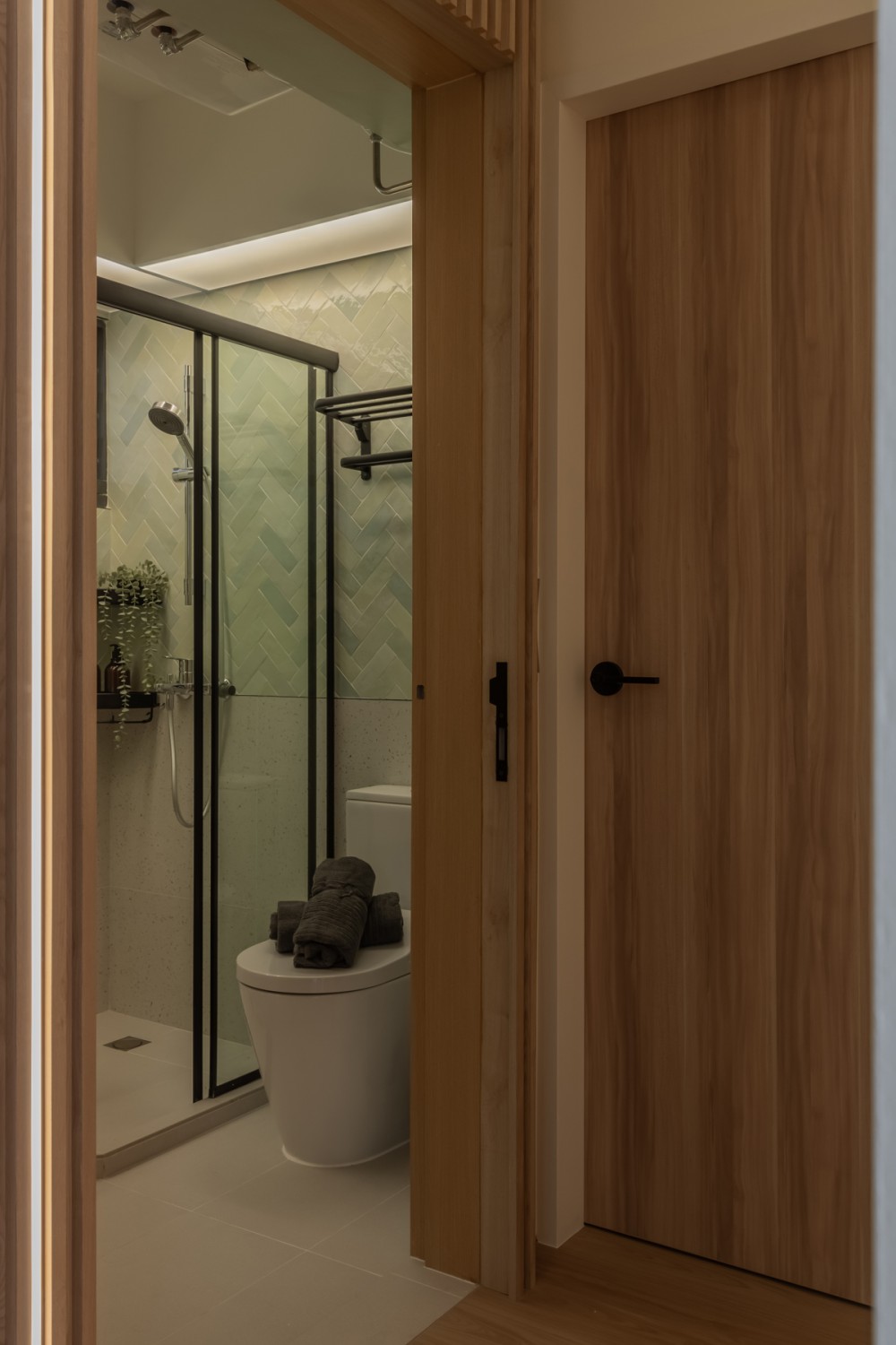 Scandinavian Bathroom with Homogeneous Tiles and Shower Screen