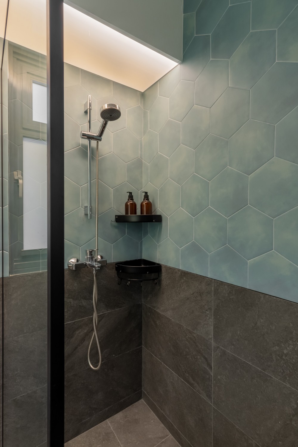 Scandinavian Bathroom with Homogeneous Tiles and Shower Screen