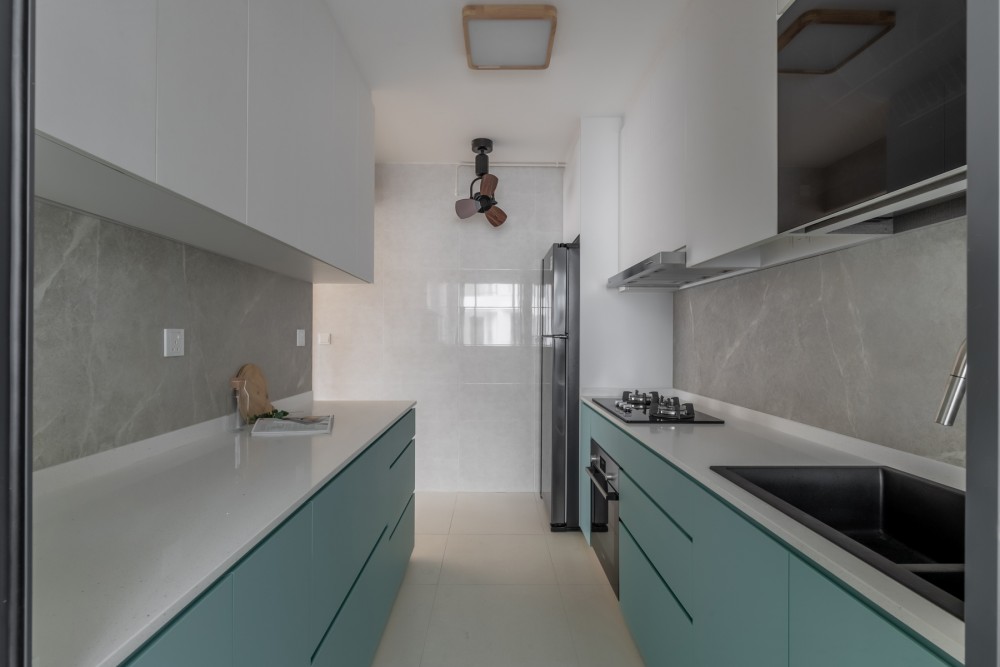 Scandinavian Kitchen with Homogeneous Tiles and Kitchen Backsplash