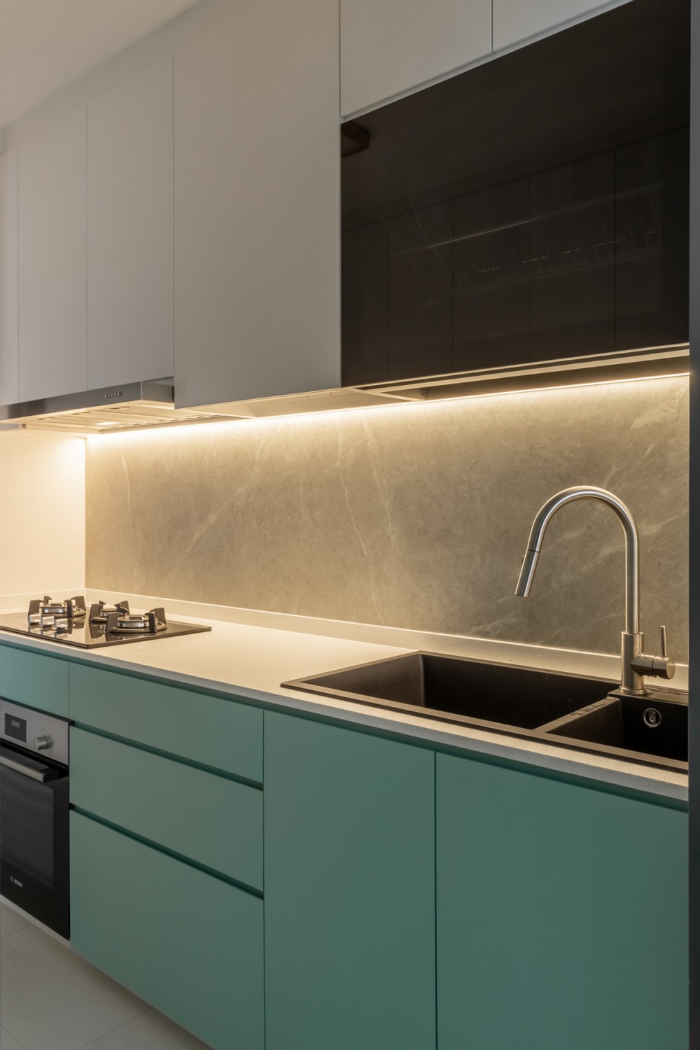 Scandinavian Kitchen with Homogeneous Tiles and Kitchen Backsplash