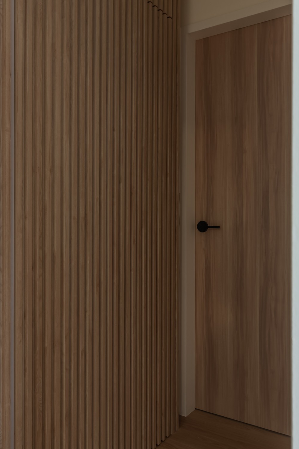 Scandinavian Bathroom with Vinyl Flooring and Feature Wall