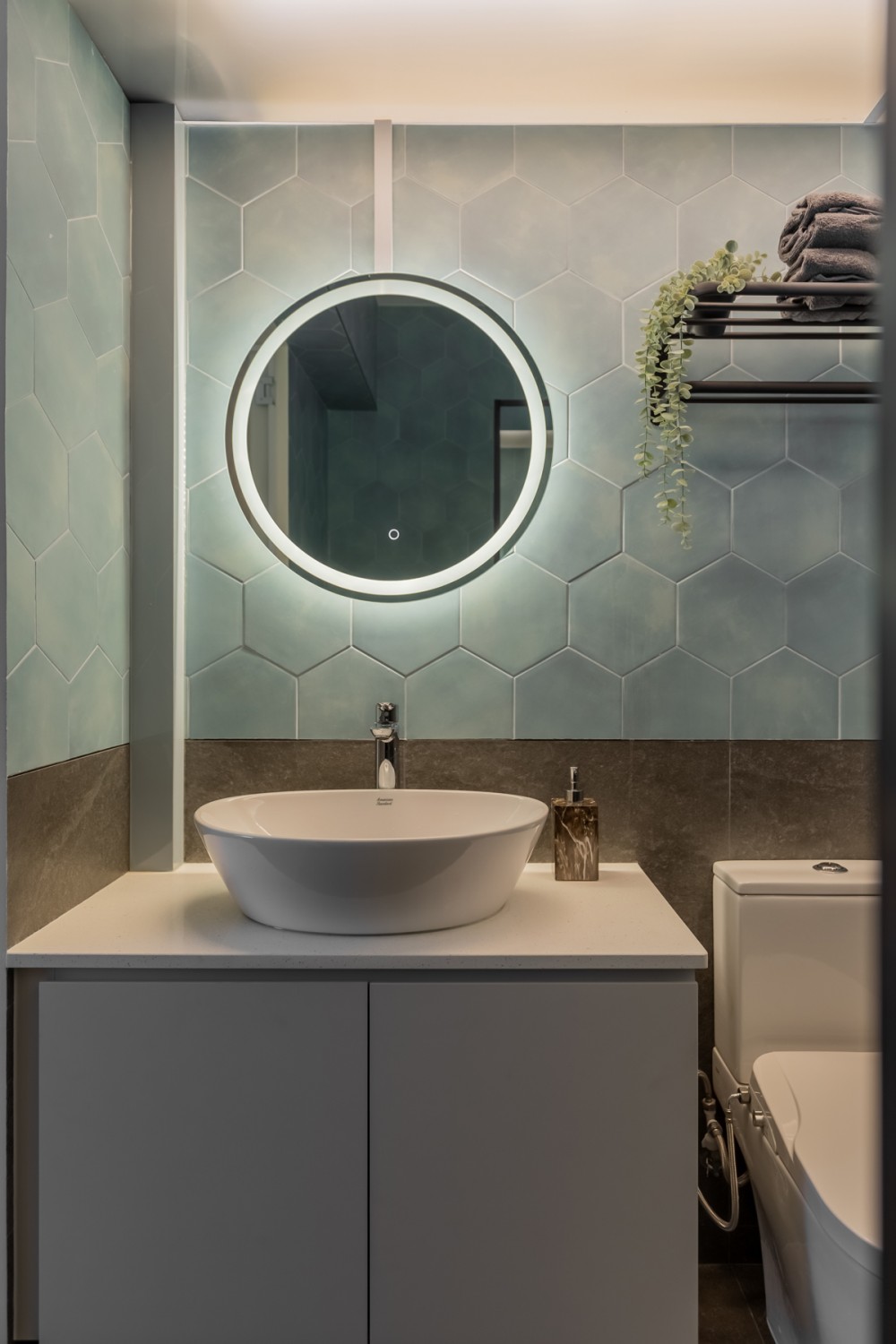 Scandinavian Bathroom with Countertop and Homogeneous Tiles
