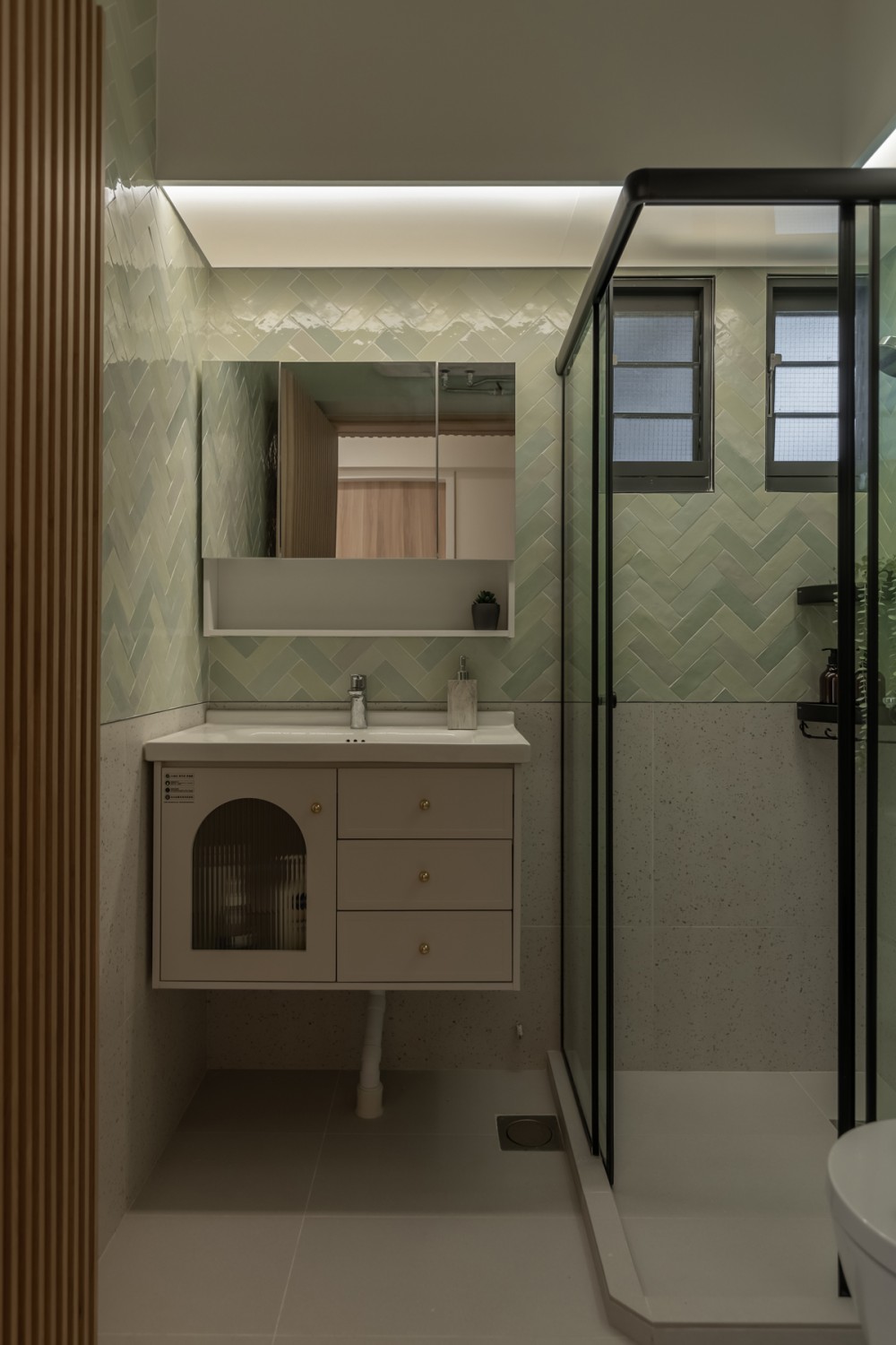 Scandinavian Bathroom with Homogeneous Tiles and Shower Screen