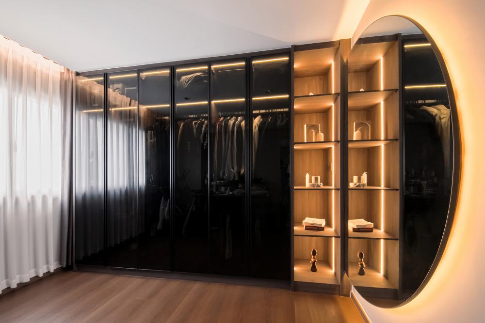 Contemporary Walk-in Wardrobe with Mirror and Small Storage