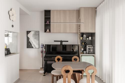 Modern Dining Room with Dining Table and Lighting