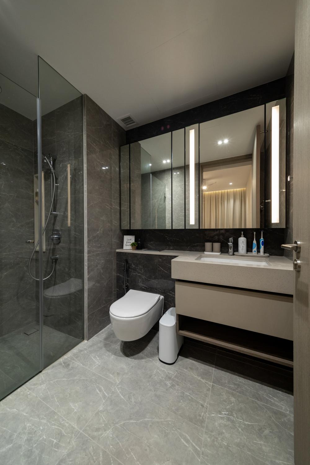 Modern Bathroom with Countertop and Mirror