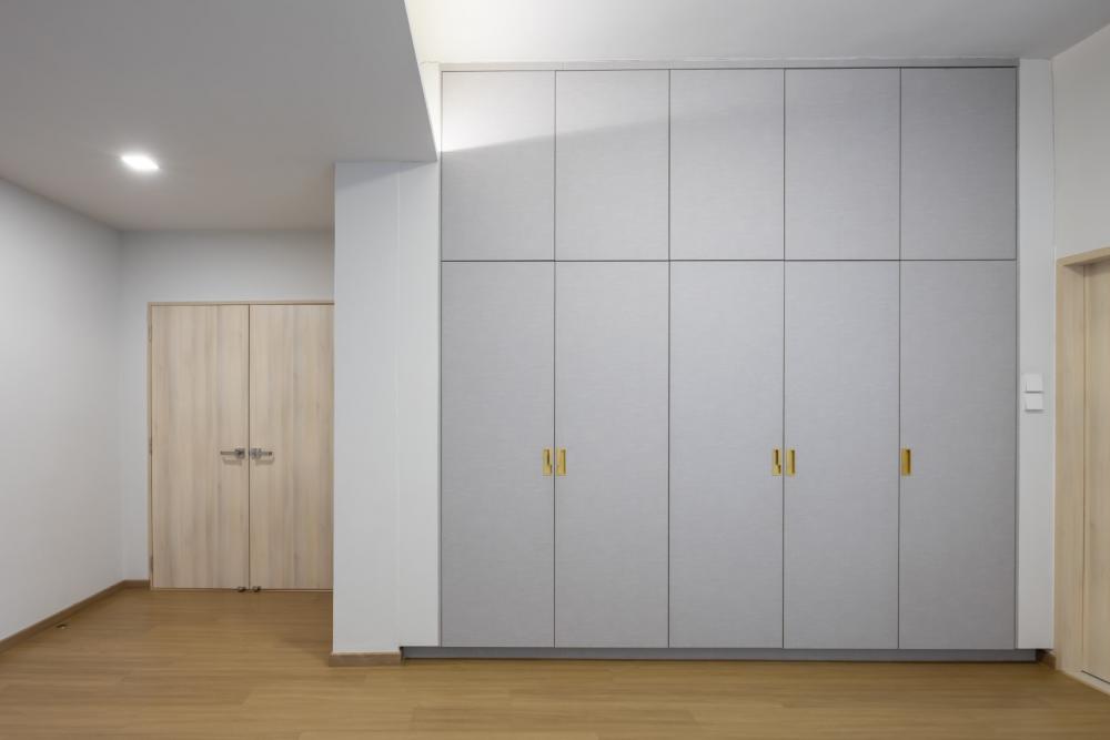 Asian Walk-in Wardrobe with Mirror and Wardrobe