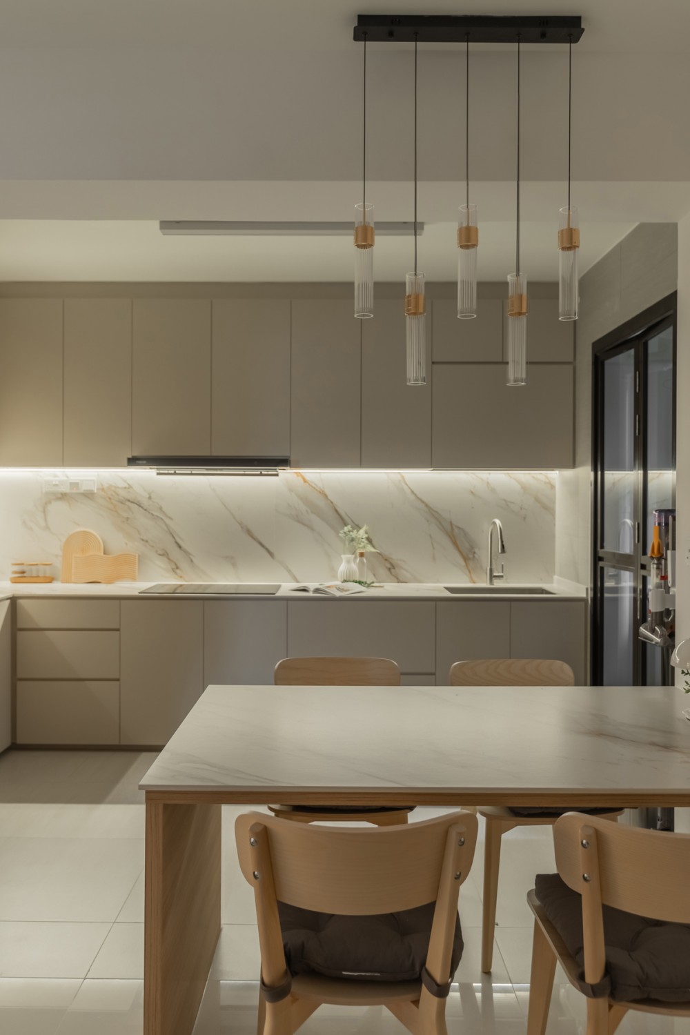 Modern Dining Room with Countertop and Kitchen Backsplash