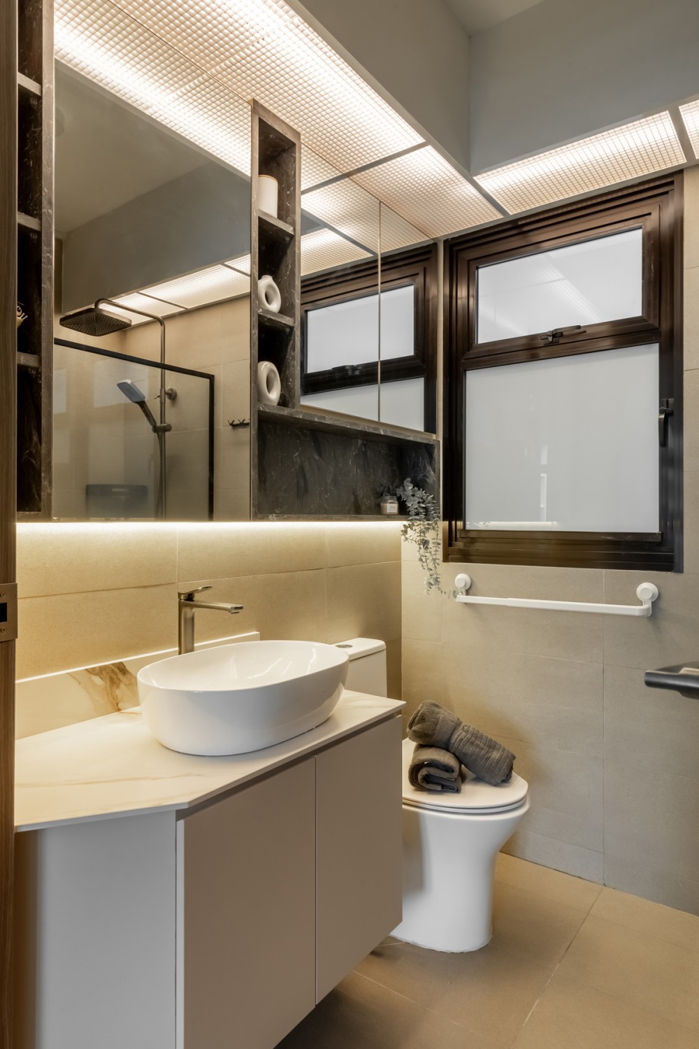 Modern Bathroom with Countertop and Mirror