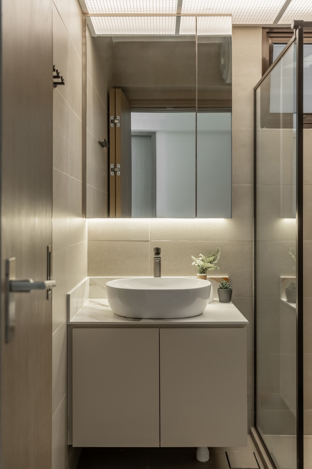 Modern Bathroom with Countertop and Mirror