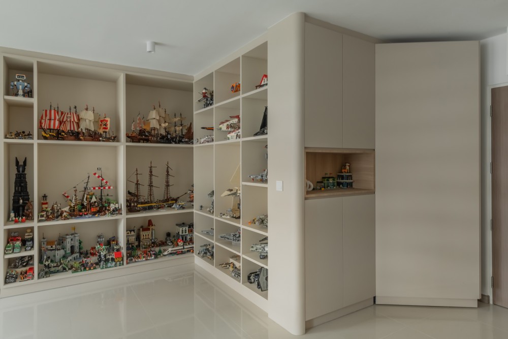 Modern Entryway with Downlights and Storage Cabinets
