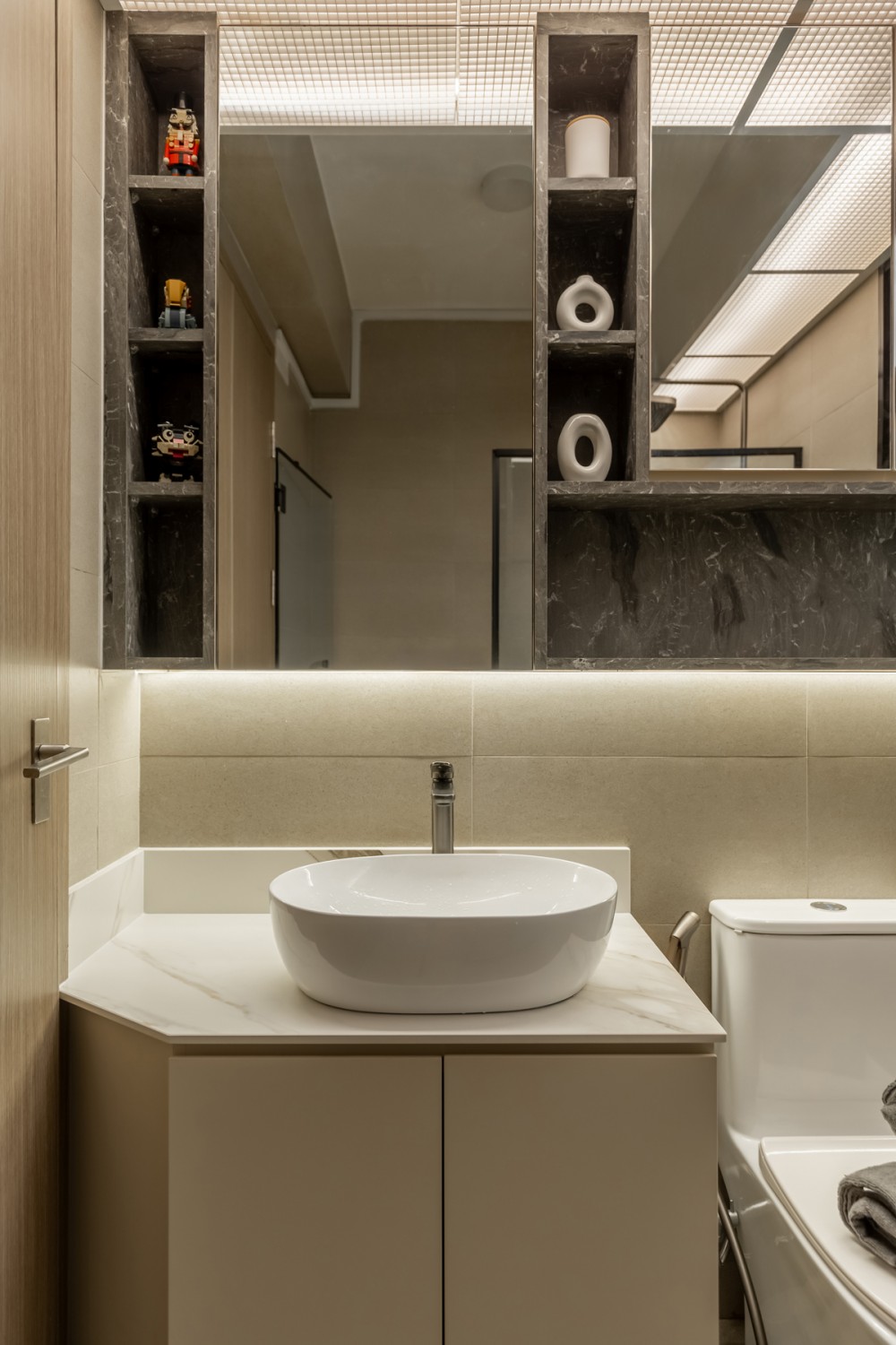 Modern Bathroom with Countertop and Mirror