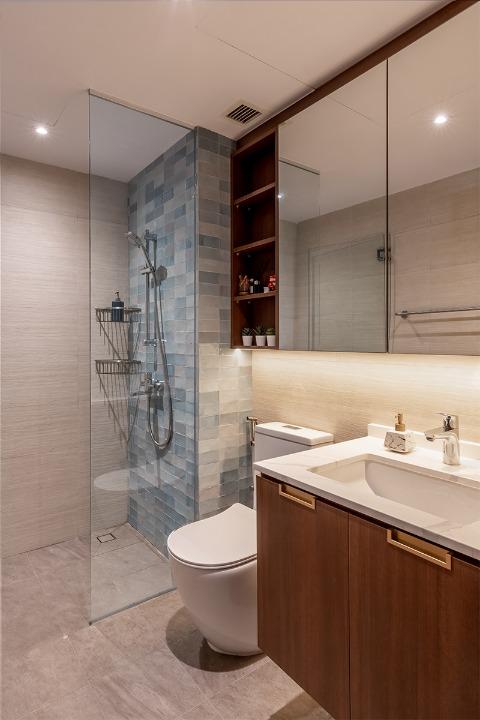Modern Bathroom with Marble Floor and Mirror