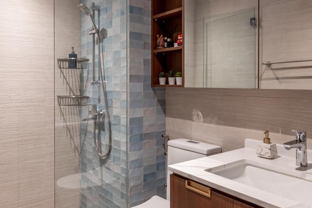 Modern Bathroom with Marble Floor and Shower Screen