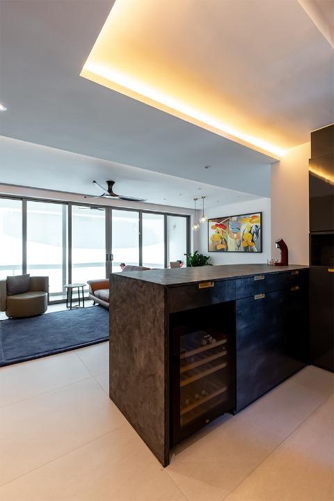 Modern Home Bar with Countertop and Bar Counter