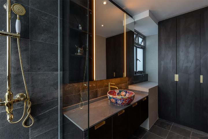 Modern Bathroom with Herringbone Tiling and Granite Floor