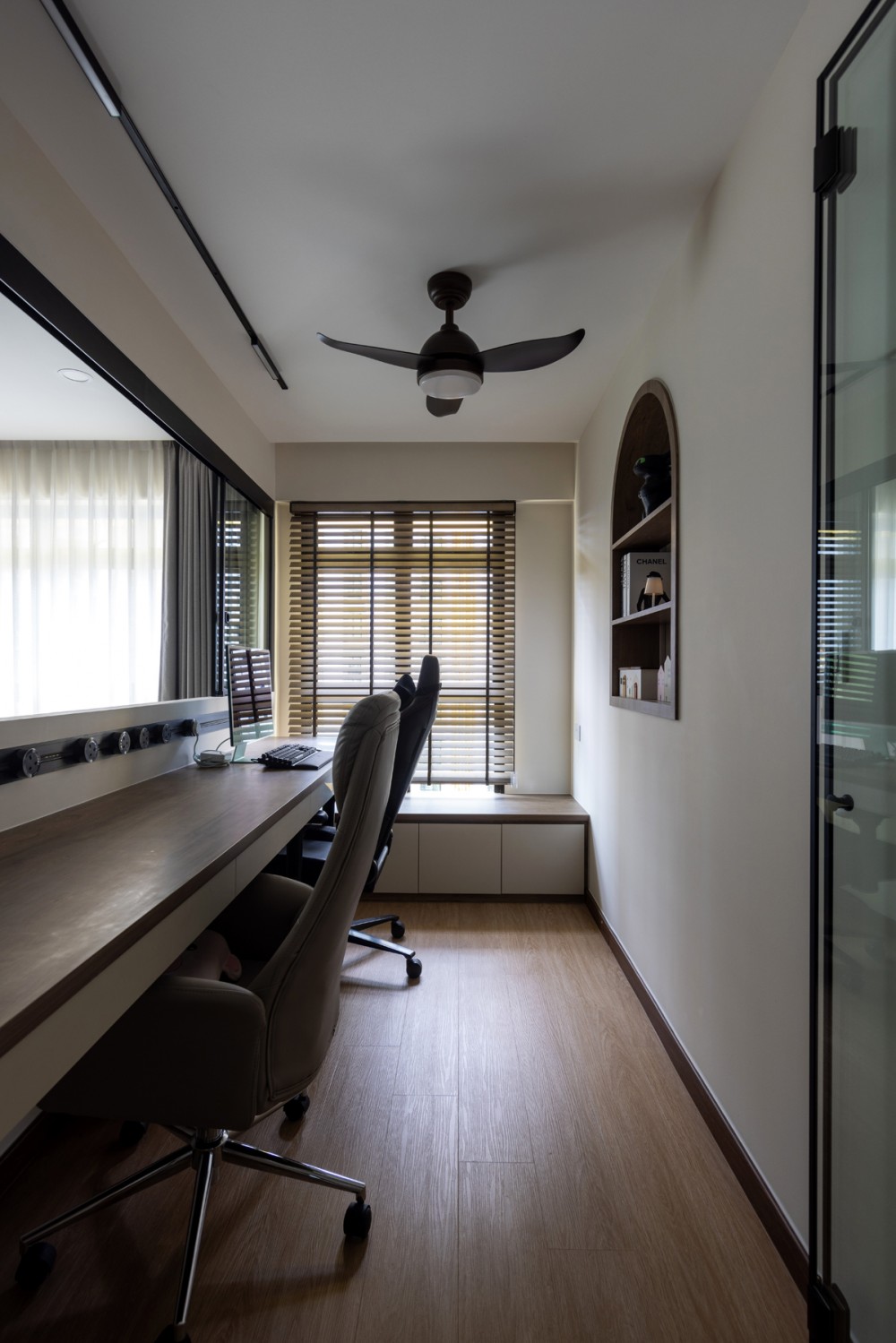 Contemporary Study with Vinyl Flooring and Ceiling Fan