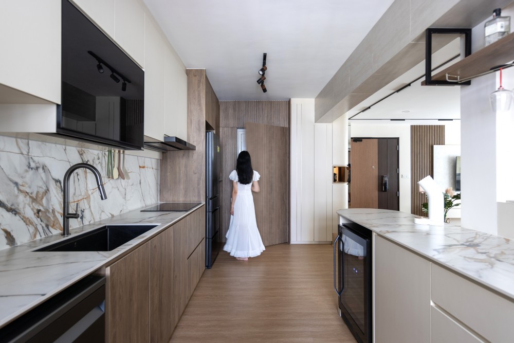Contemporary Kitchen with Countertop and Open Kitchen