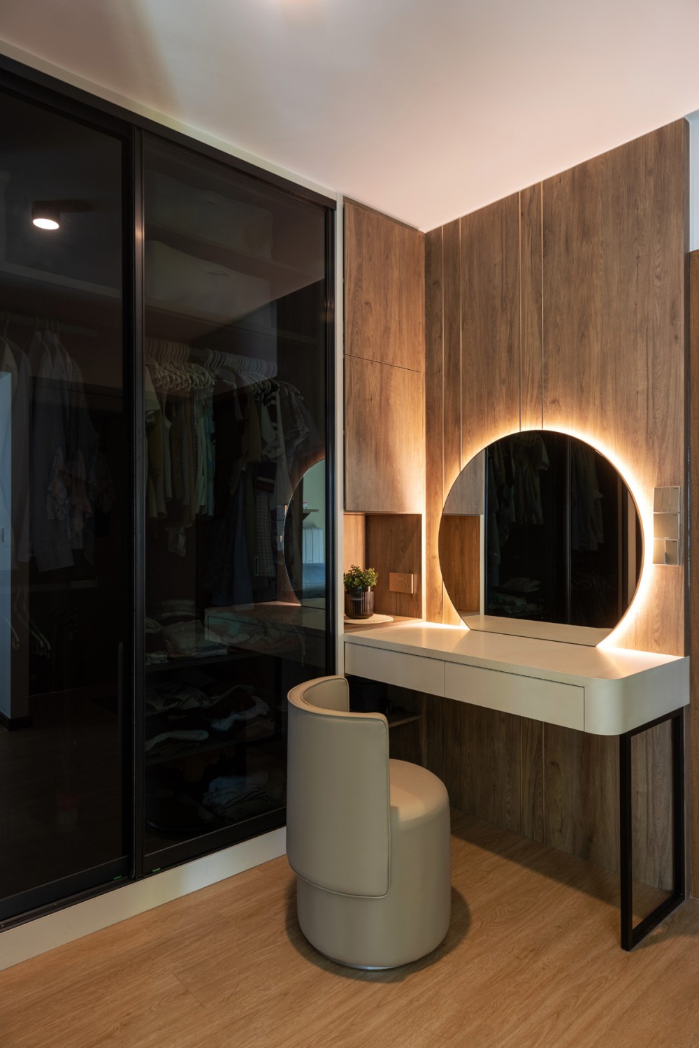 Contemporary Bedroom with Vinyl Flooring and Wardrobe
