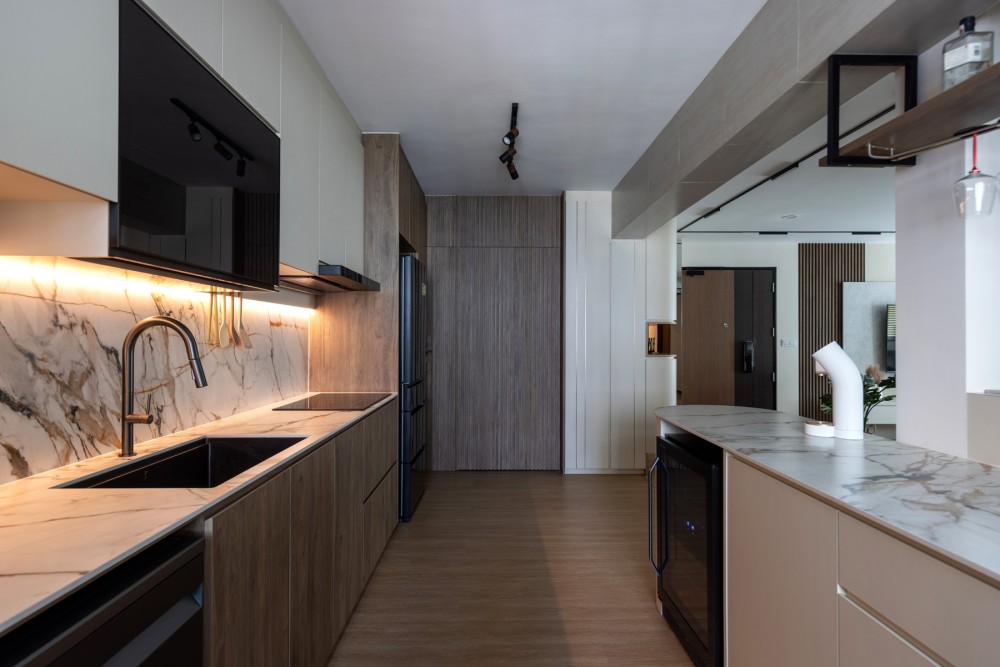 Contemporary Kitchen with Countertop and Open Kitchen