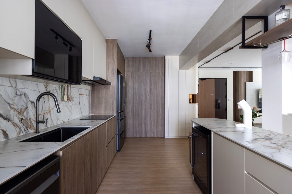 Contemporary Kitchen with Countertop and Open Kitchen