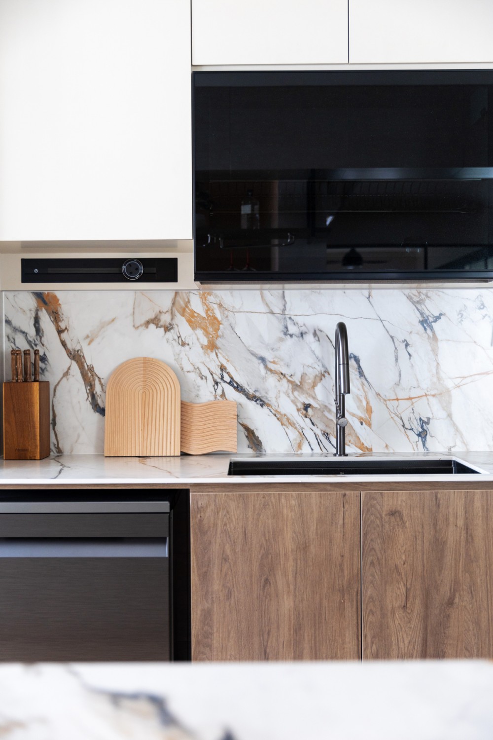 Contemporary Kitchen with Countertop and Kitchen Backsplash