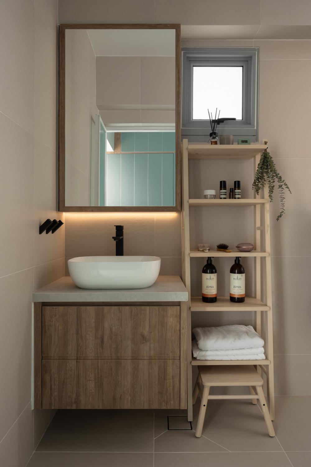 Minimalist Bathroom with Countertop and Homogeneous Tiles