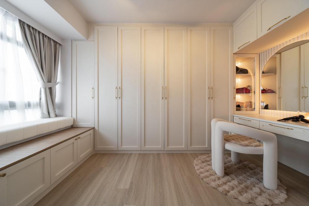 Scandinavian Walk-in Wardrobe with Mirror and Wardrobe